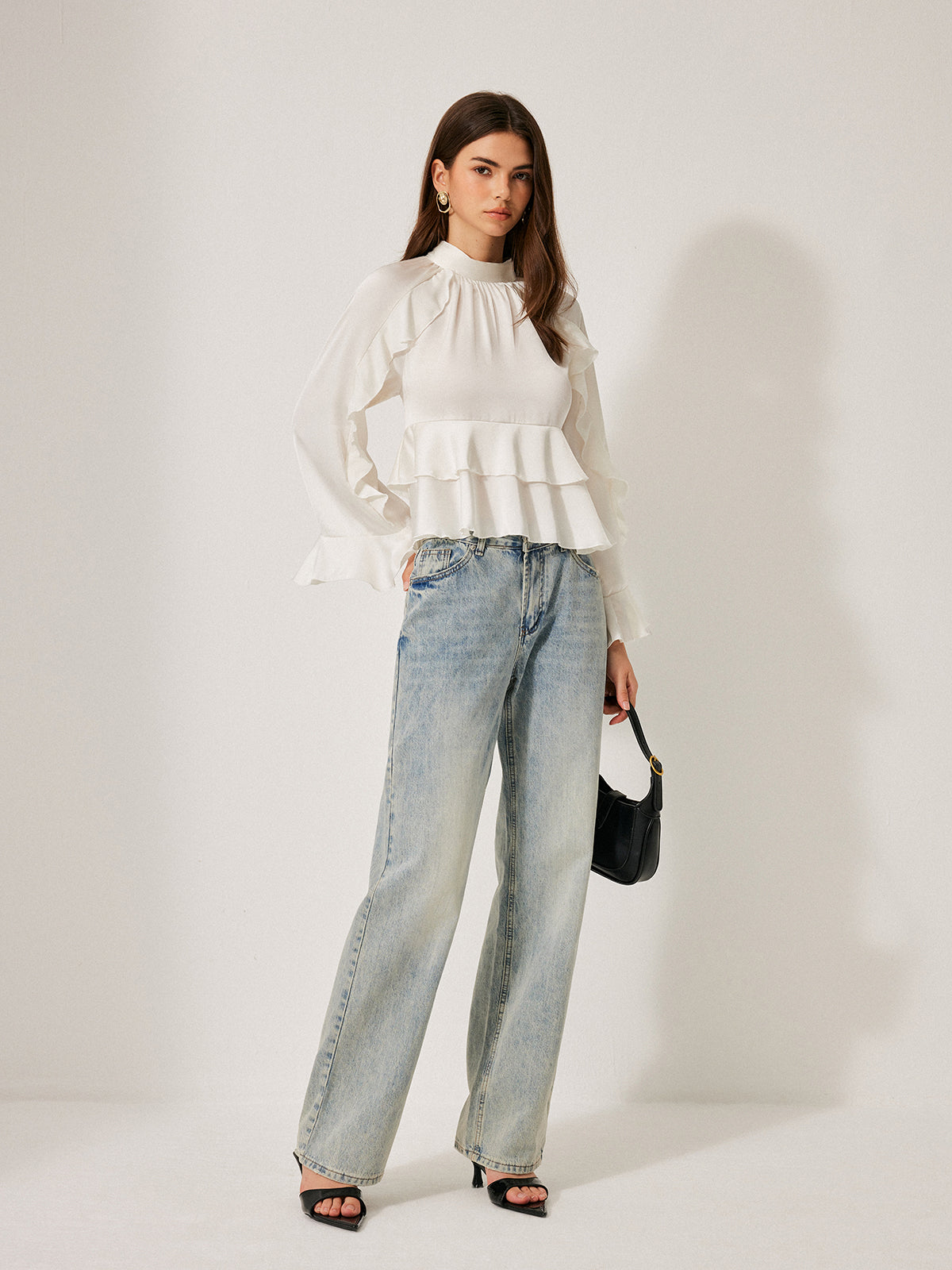 Bluzka Fiona z wysokim kołnierzem i falbanką, zapinana na guziki