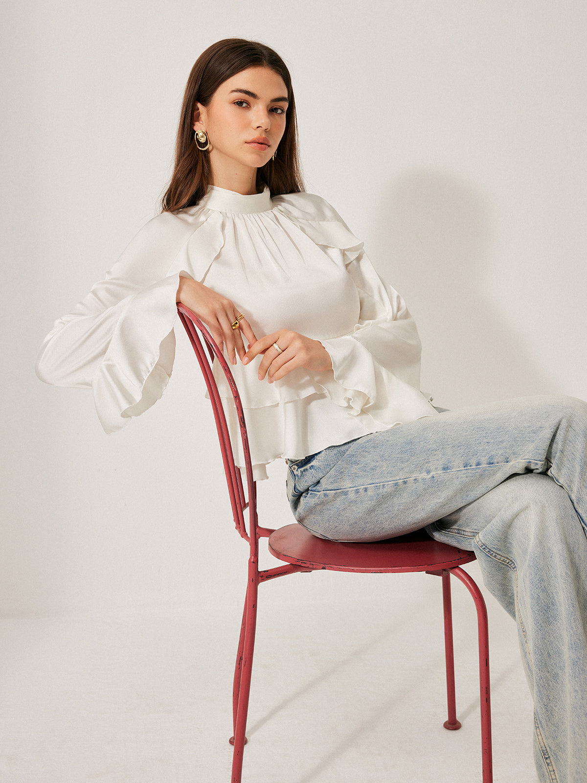 Bluzka Fiona z wysokim kołnierzem i falbanką, zapinana na guziki