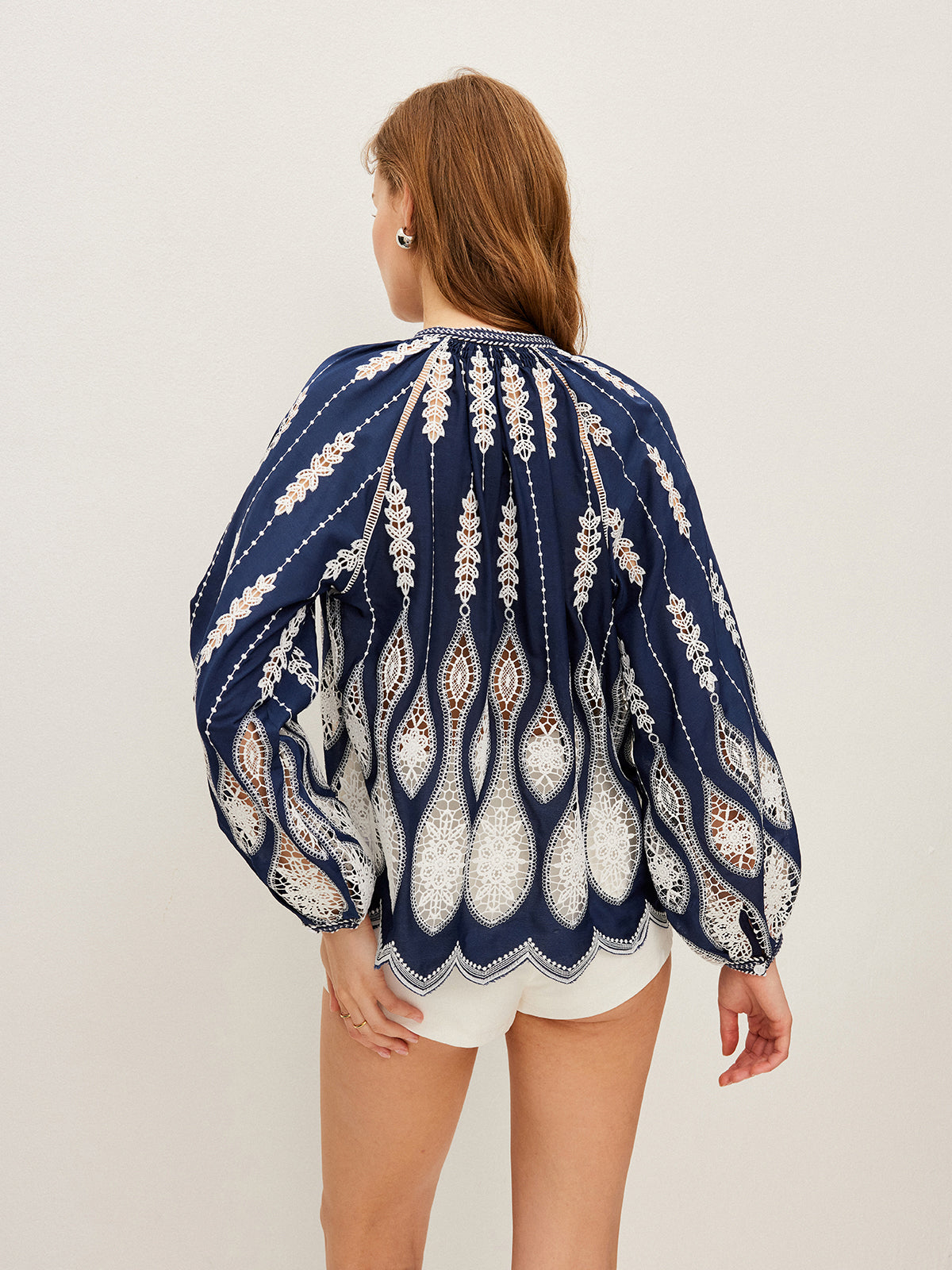 Bluzka z haftowanym kołnierzykiem w kolorze jałowca