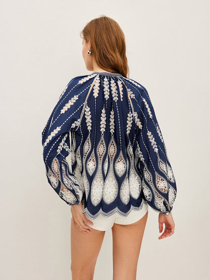 Bluzka z haftowanym kołnierzykiem w kolorze jałowca