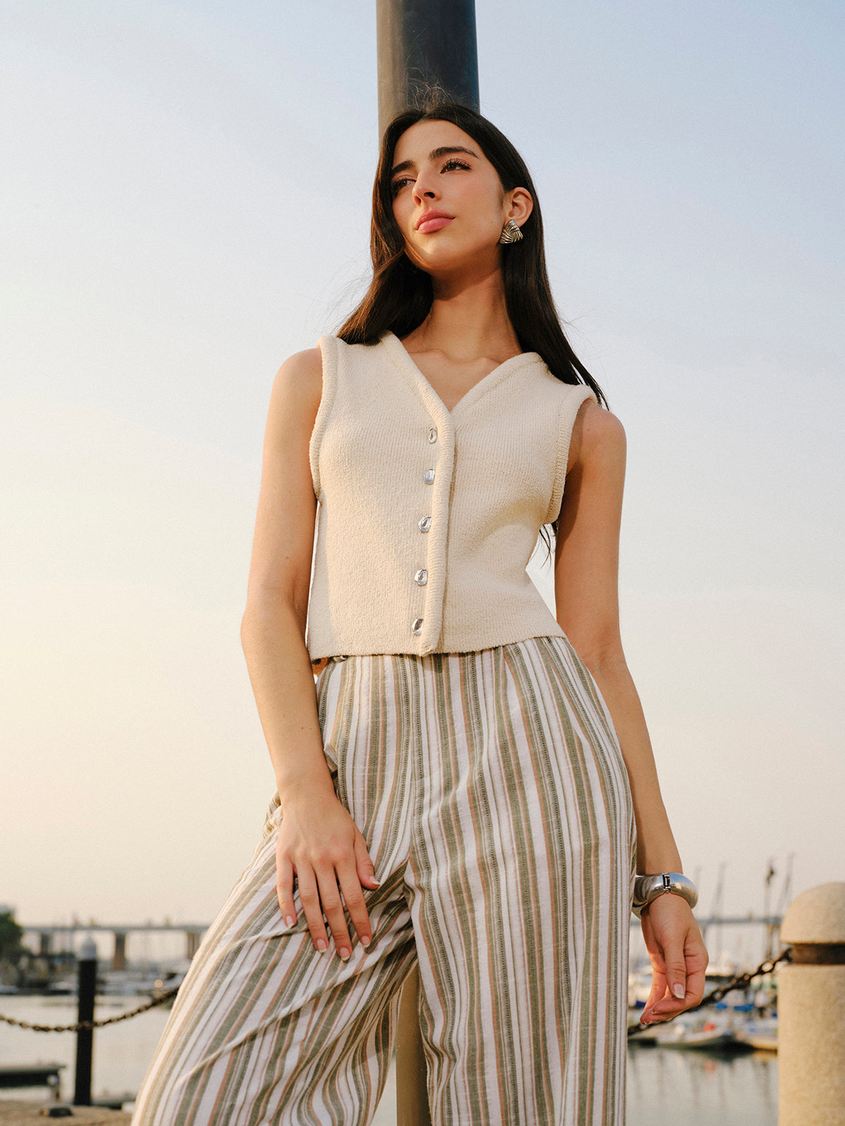 Sweter-kamizelka zapinany z przodu na guziki