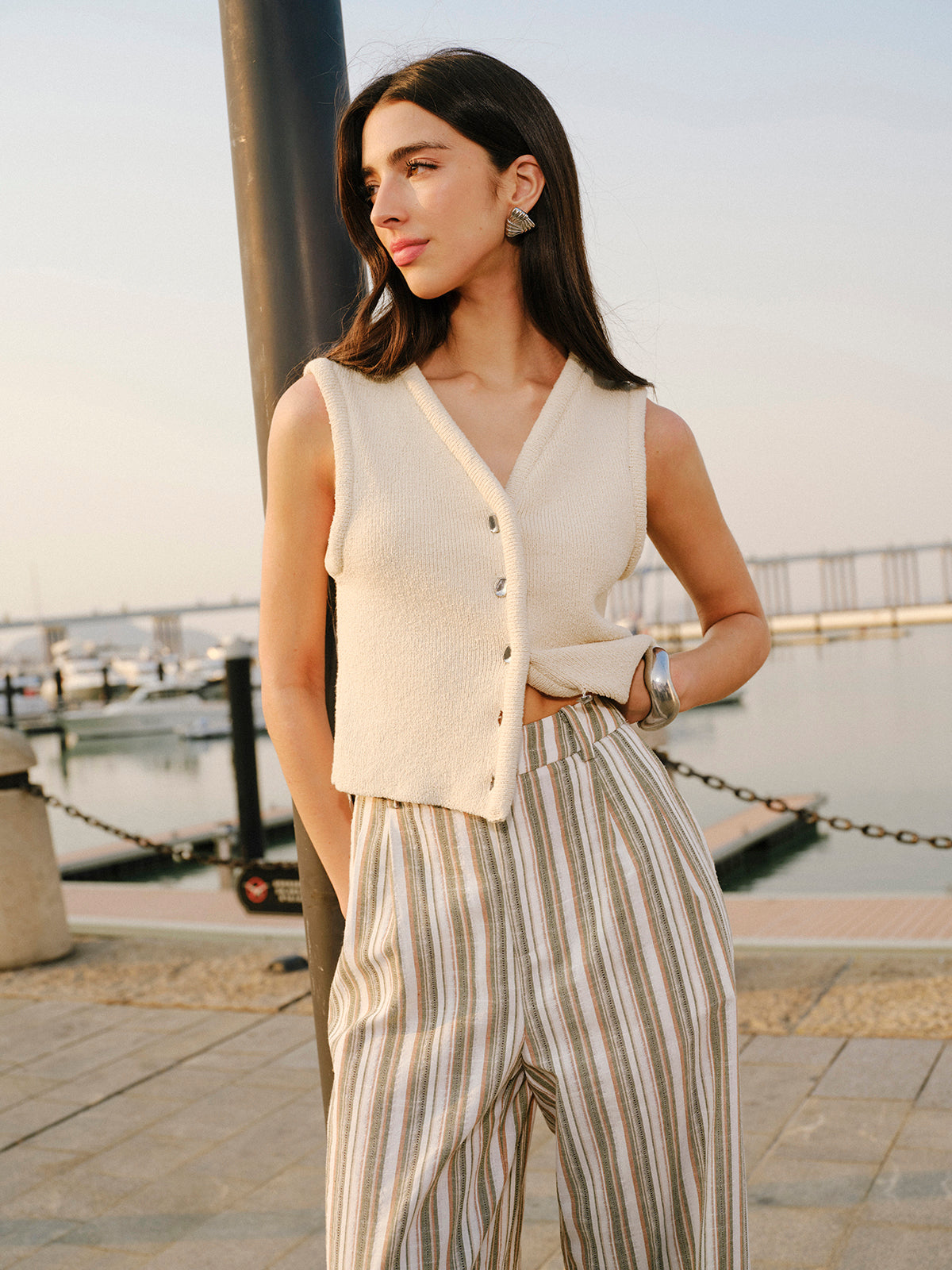 Sweter-kamizelka zapinany z przodu na guziki