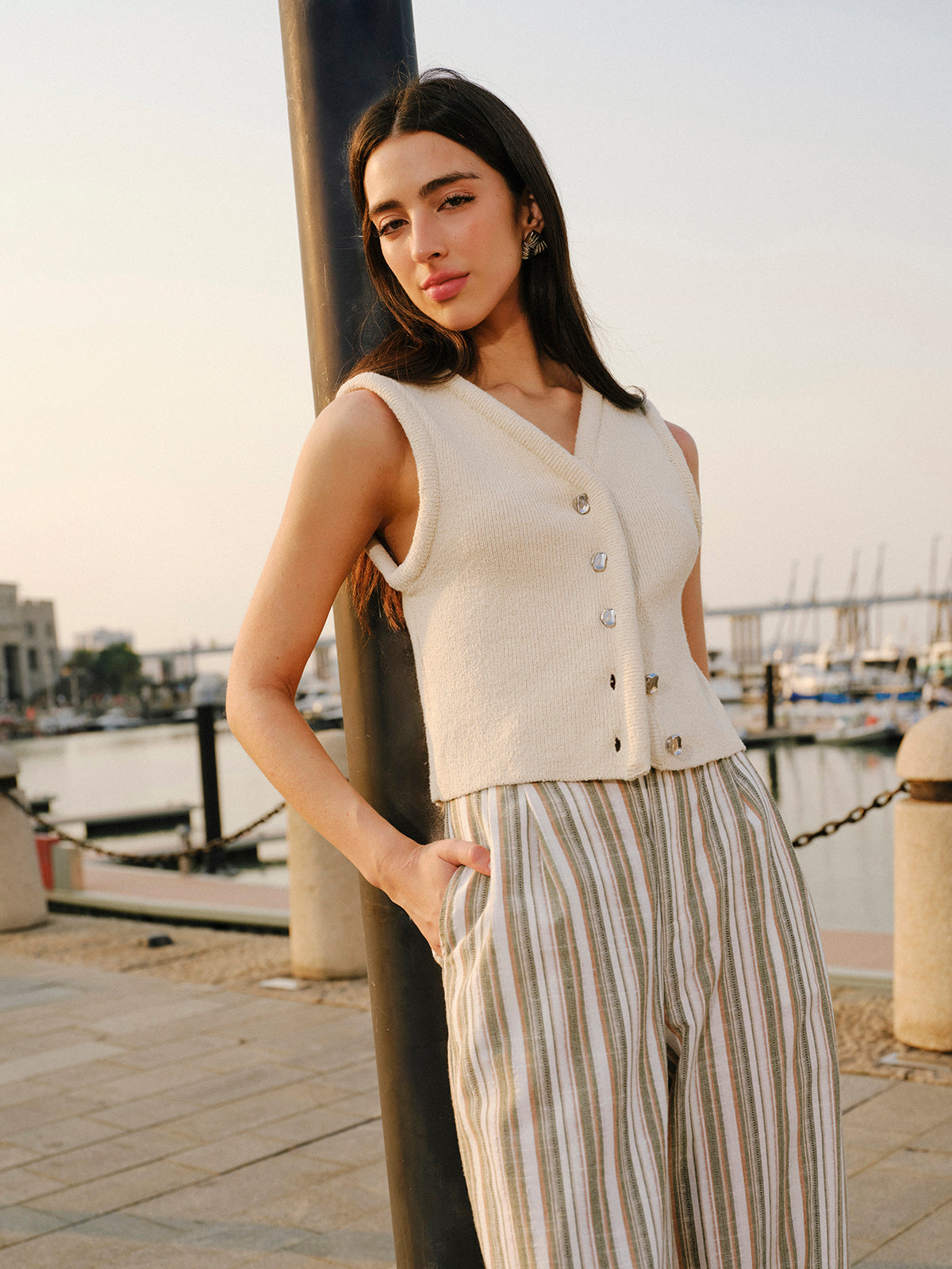 Sweter-kamizelka zapinany z przodu na guziki