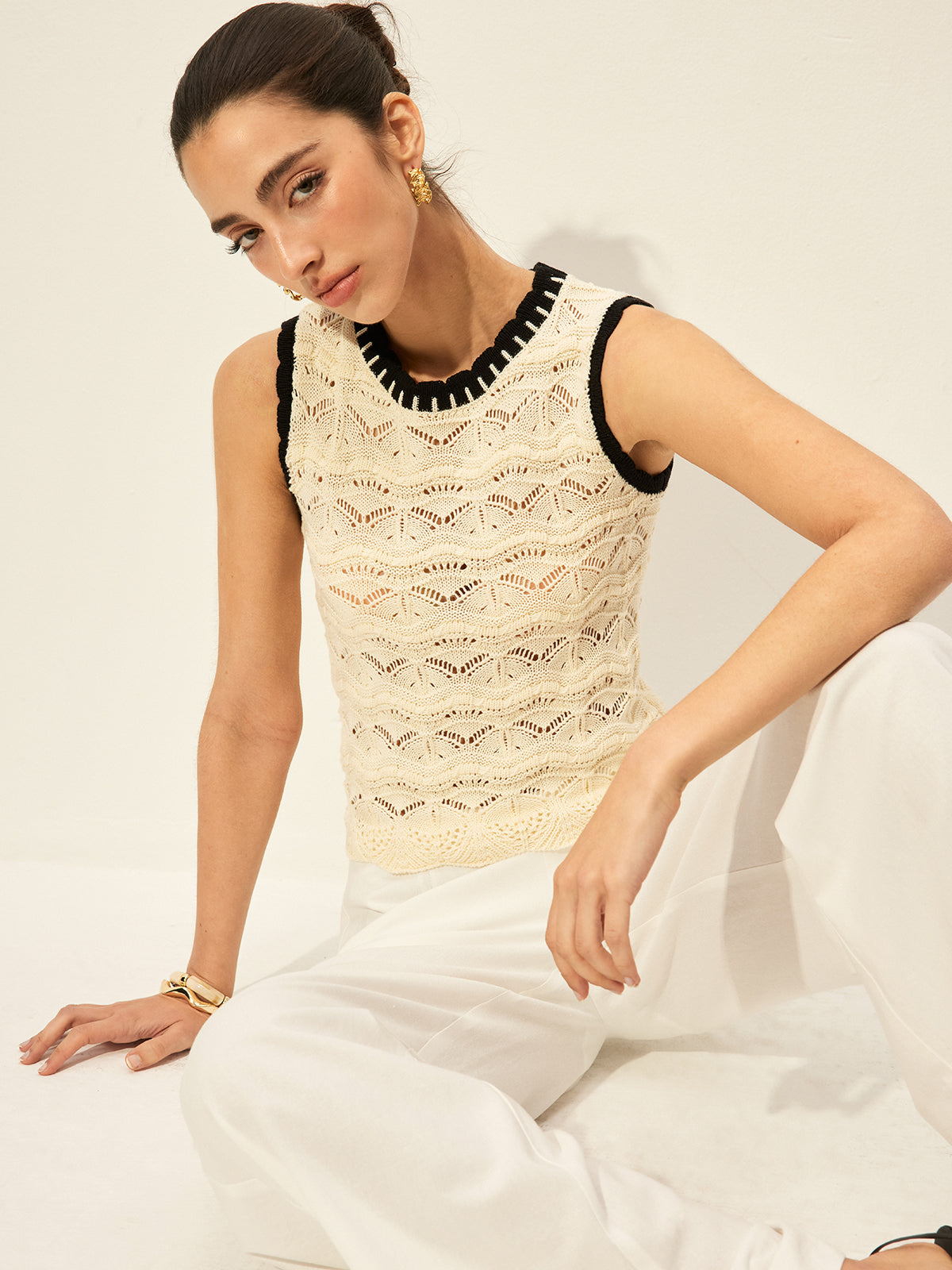 Top szydełkowy z kontrastową lamówką