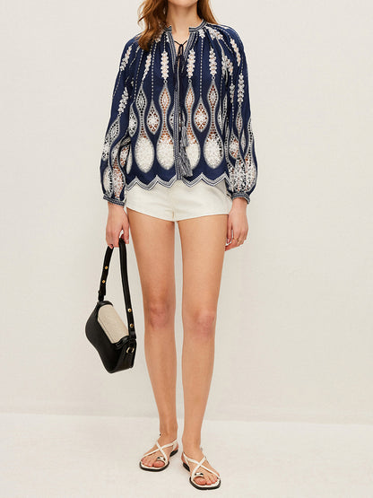 Bluzka z haftowanym kołnierzykiem w kolorze jałowca