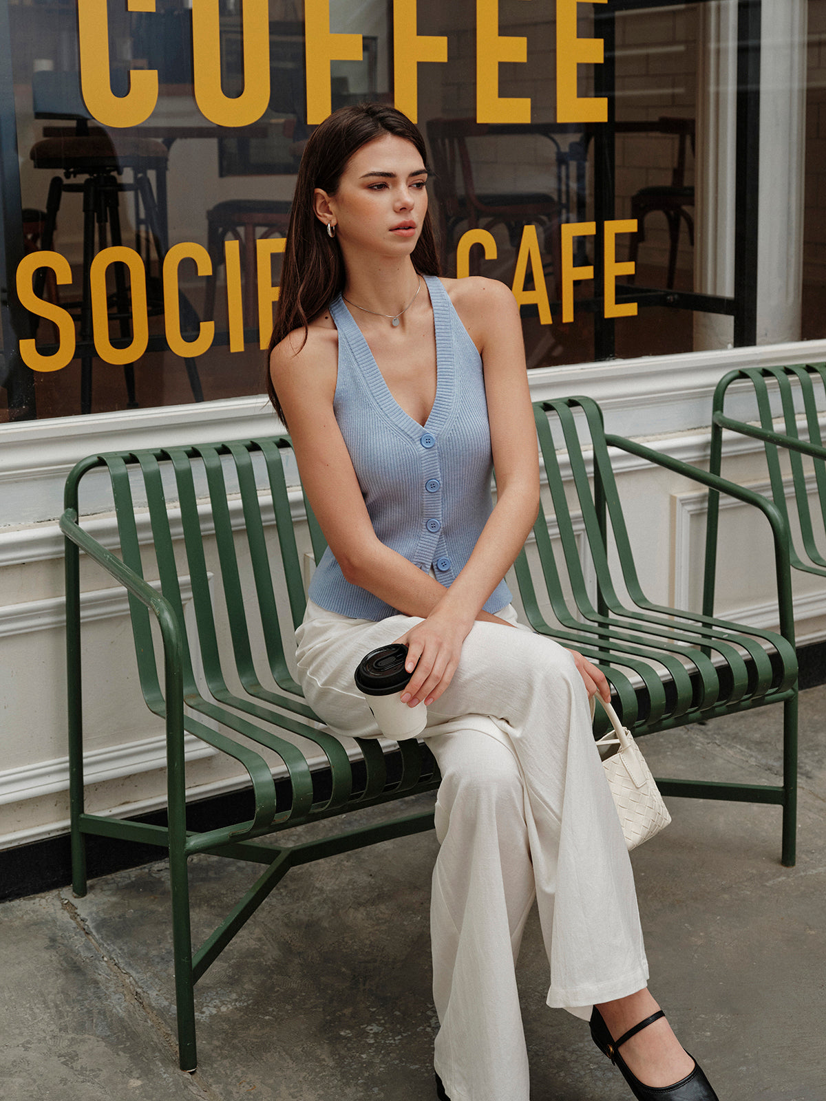 Top z dzianiny z podartym dekoltem w serek