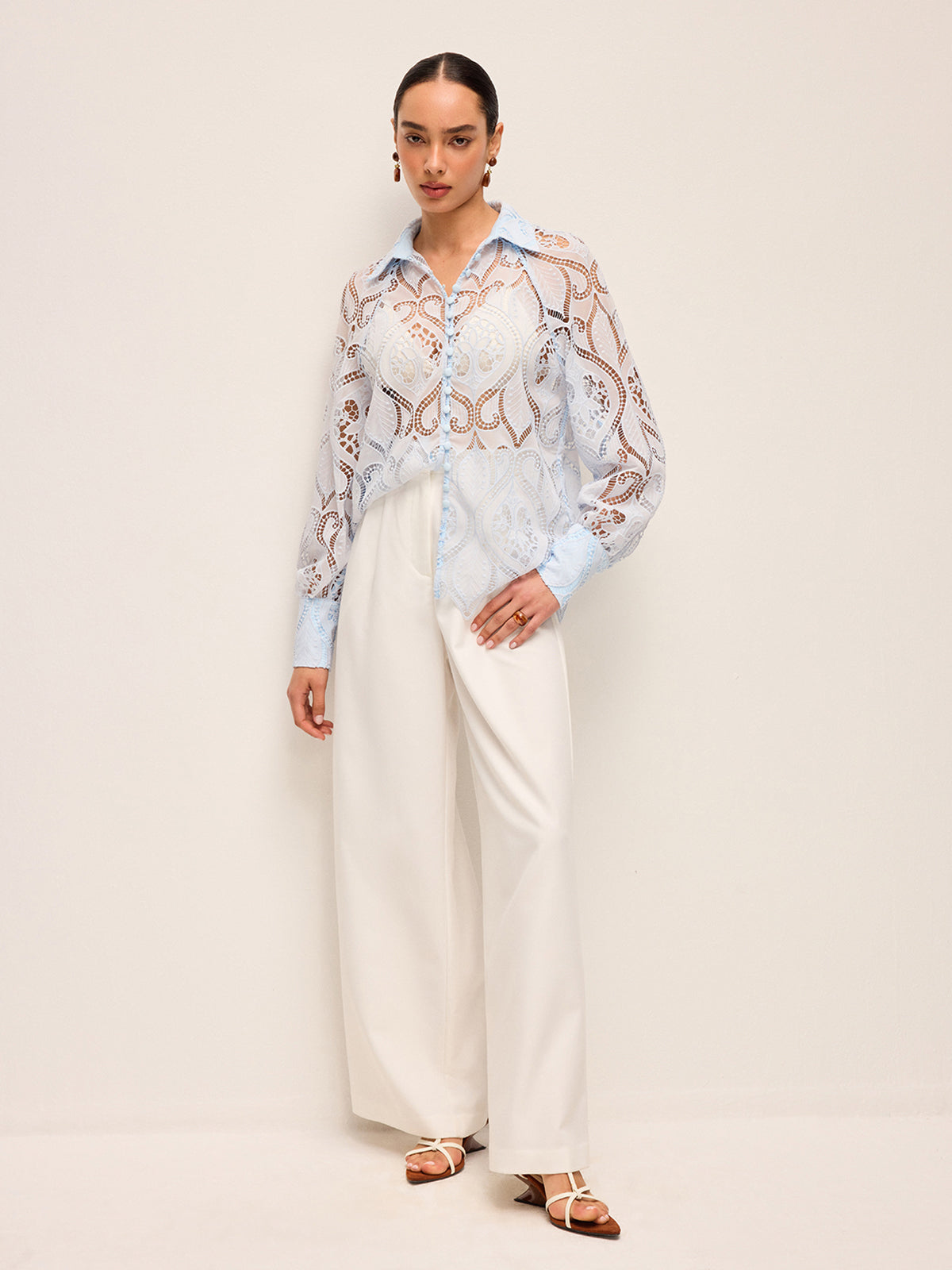 Bluzka koronkowa zapinana na guziki Saoirse