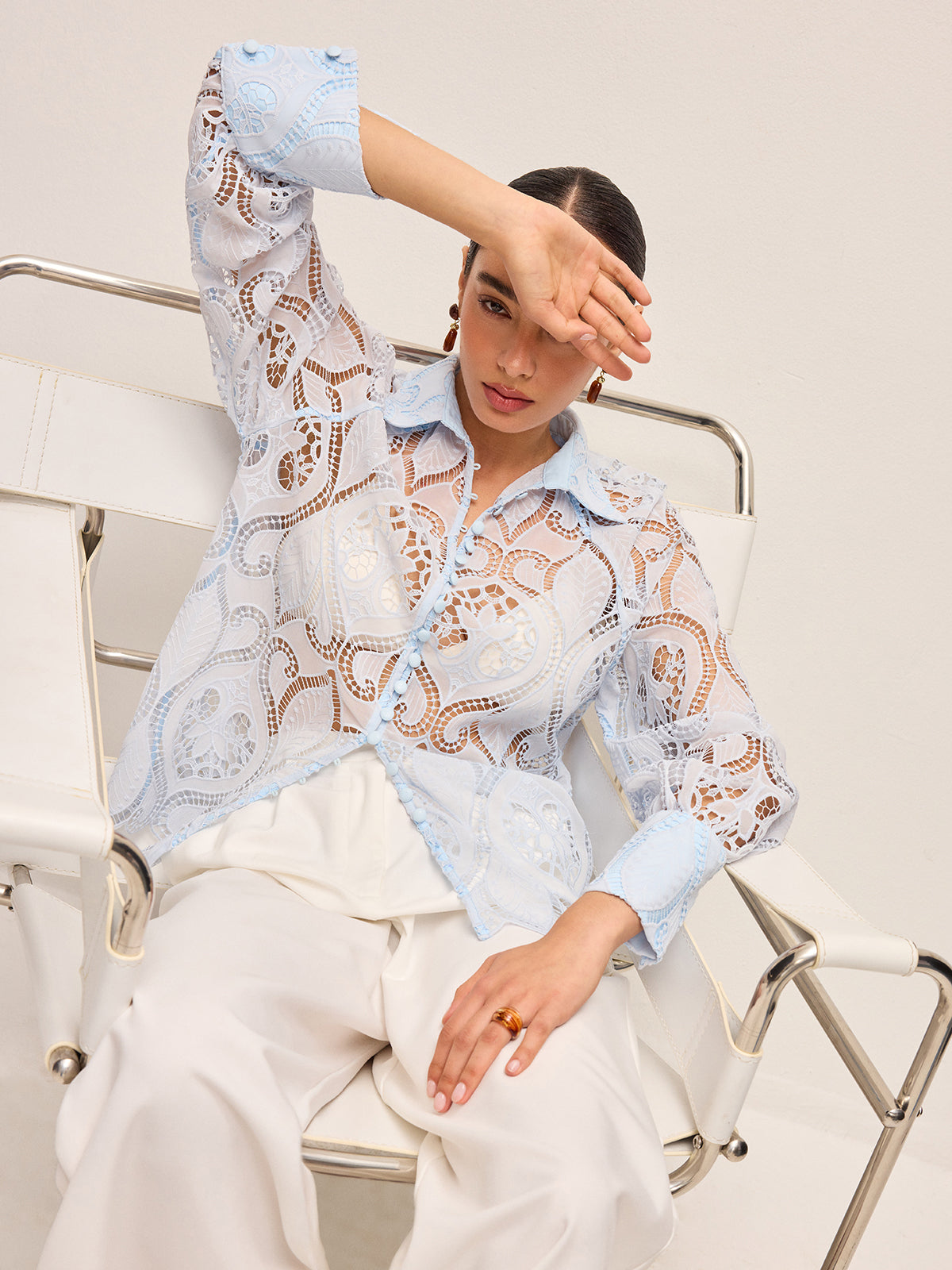 Bluzka koronkowa zapinana na guziki Saoirse