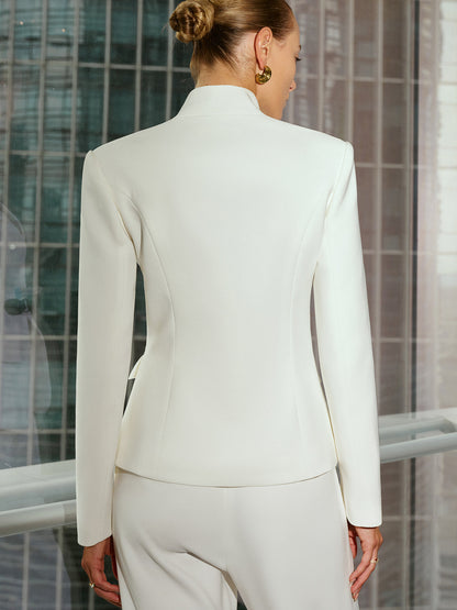 Marynarka z wysokim kołnierzem i detalami klamry