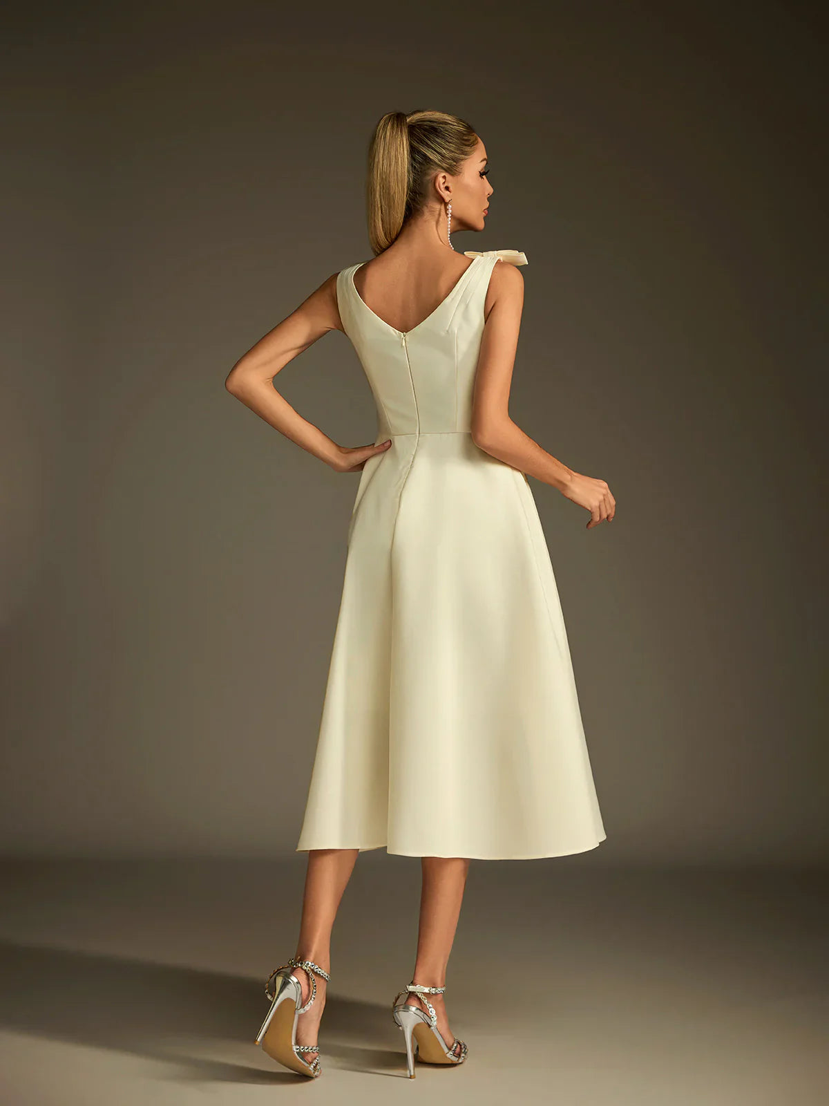 Sukienka midi Colette z satyny z rozkloszowaną nogawką 