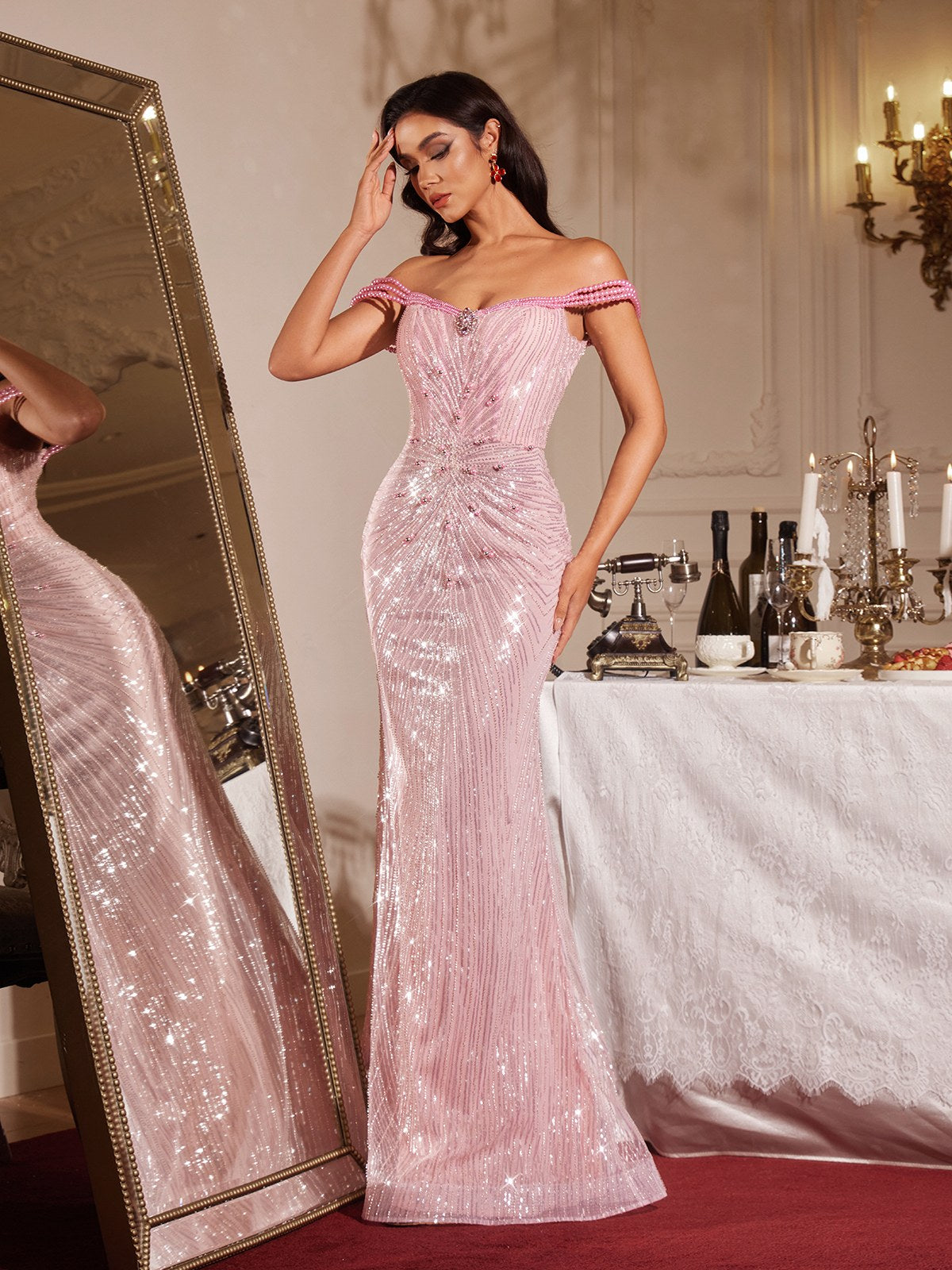 Sukienka Findlay z odkrytymi ramionami i perłowymi cekinami