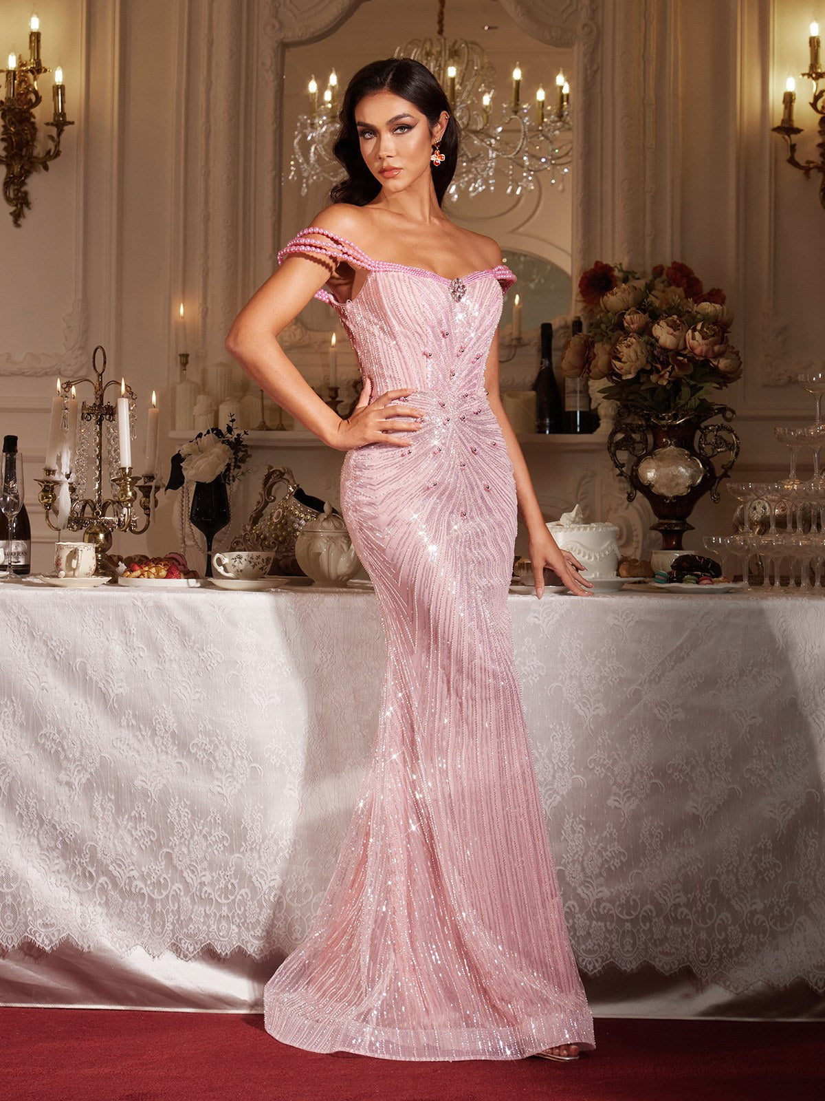 Sukienka Findlay z odkrytymi ramionami i perłowymi cekinami