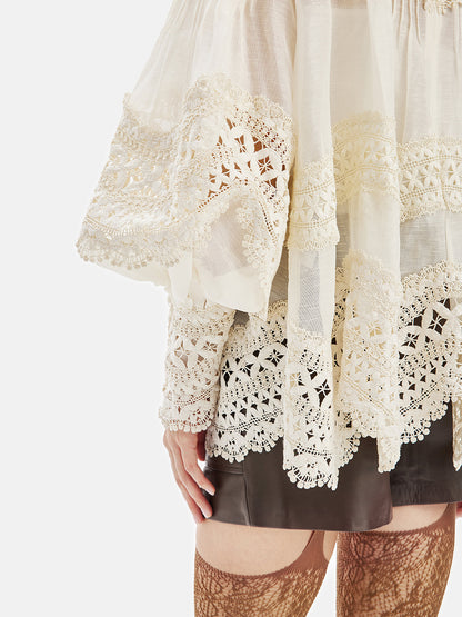Astraea Kolu İşlemeli Dantelli Fener Üst