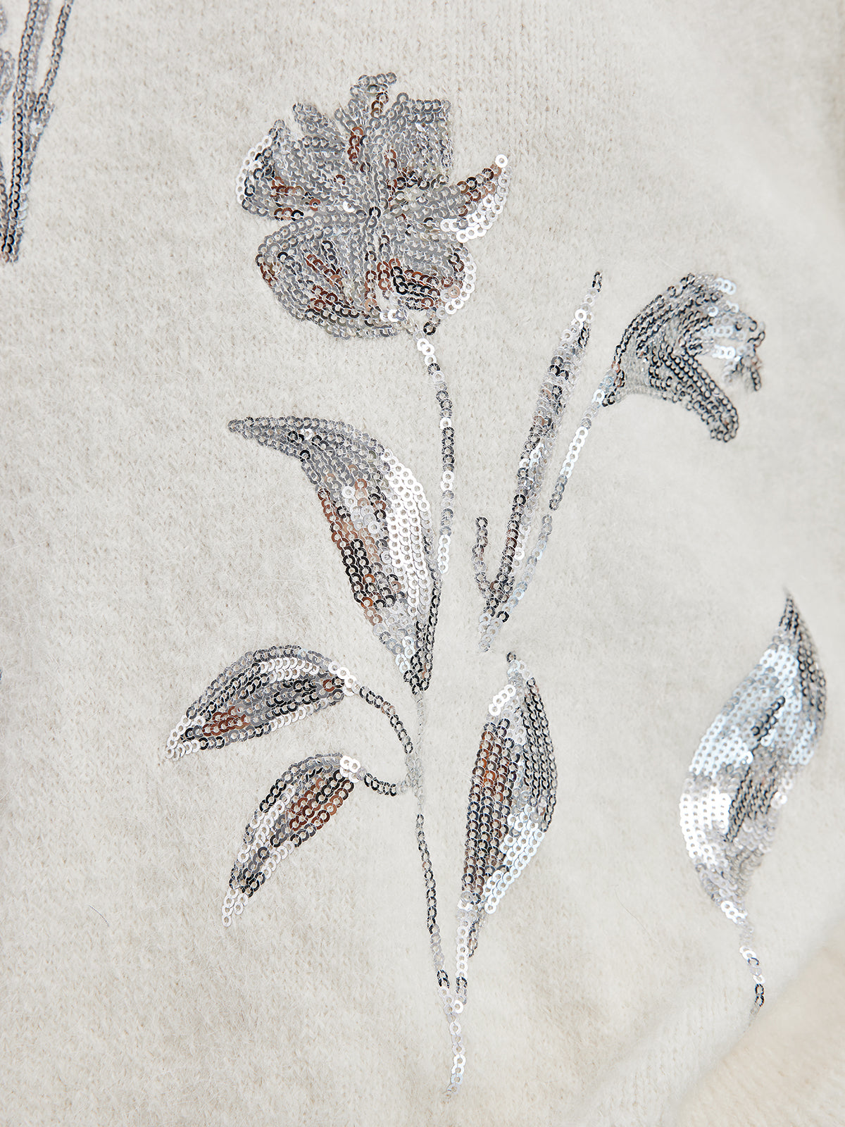 Sweter dzianinowy z haftowanym srebrnym kwiatem