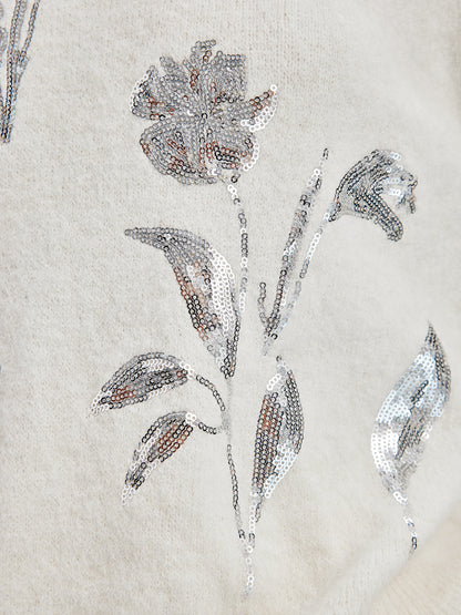 Sweter dzianinowy z haftowanym srebrnym kwiatem