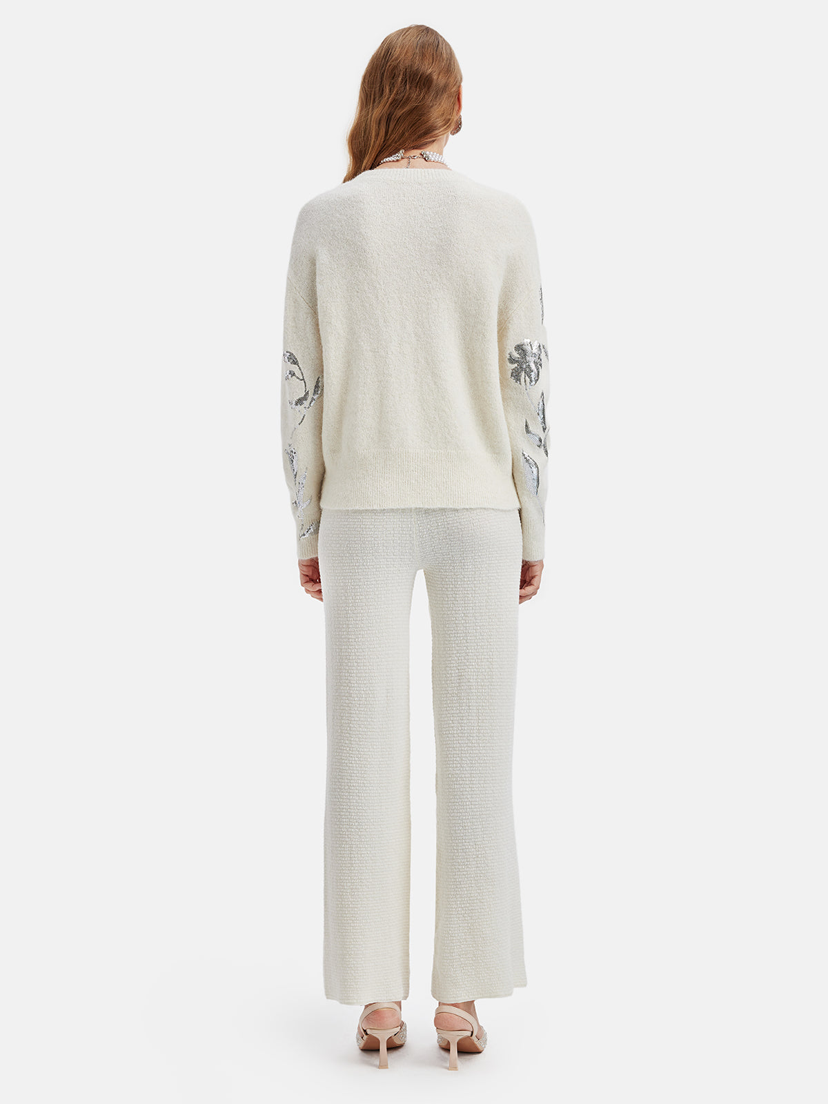 Sweter dzianinowy z haftowanym srebrnym kwiatem