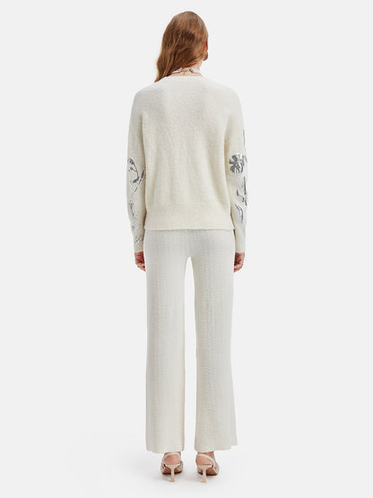 Sweter dzianinowy z haftowanym srebrnym kwiatem