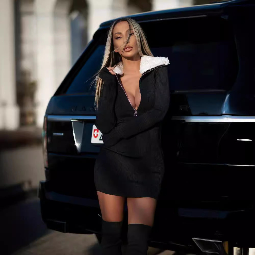 Sukienka mini Oriana z kołnierzykiem z piór i zamkiem błyskawicznym