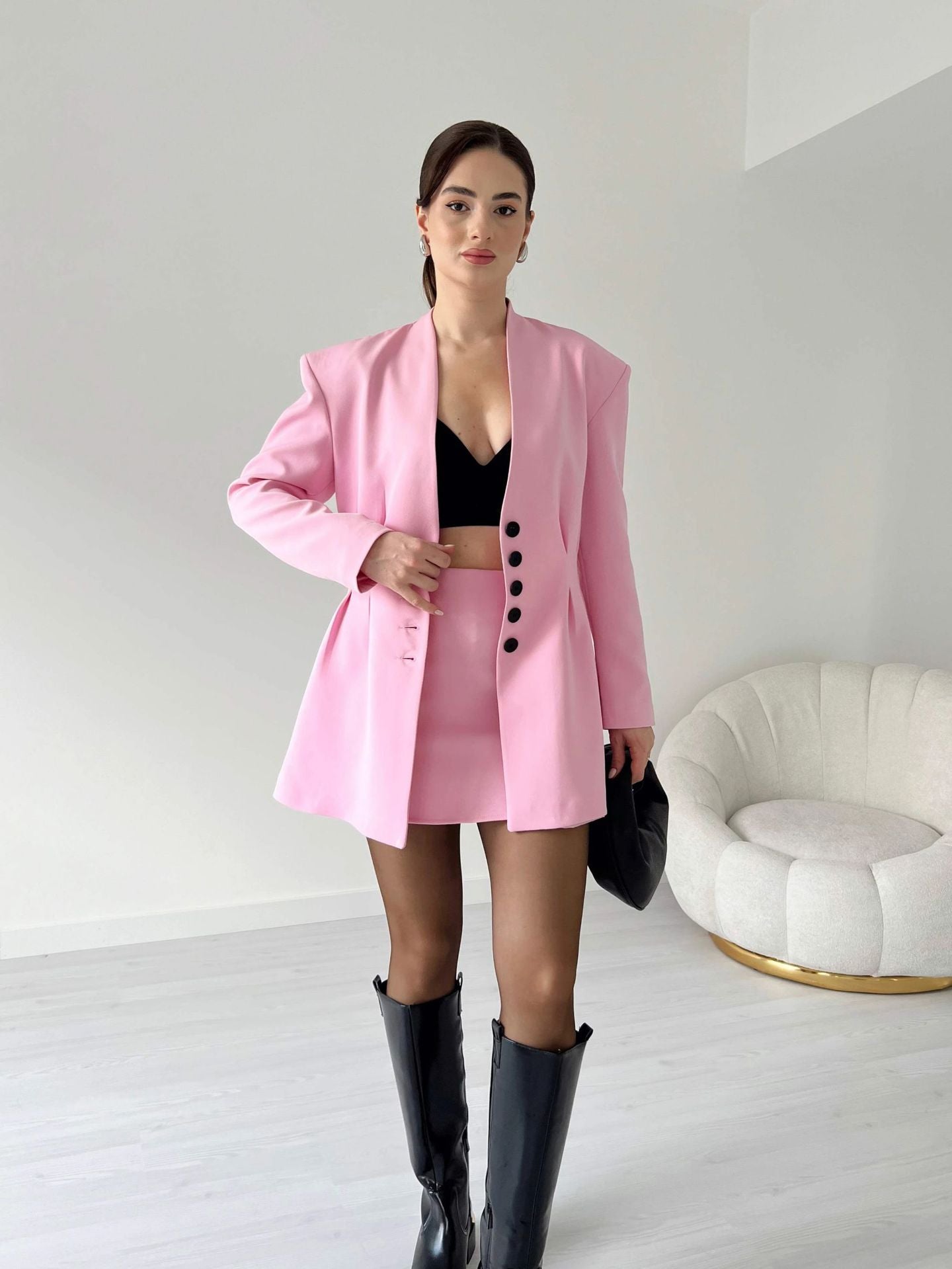 Mini sukienka-marynarka z marszczeniami na ramionach i warstwami