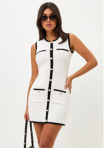 Mini sukienka dzianinowa bez rękawów, zapinana na guziki i wiele kieszeni