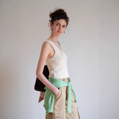 Bezrękawnik dzianinowy z kwiatowymi zdobieniami