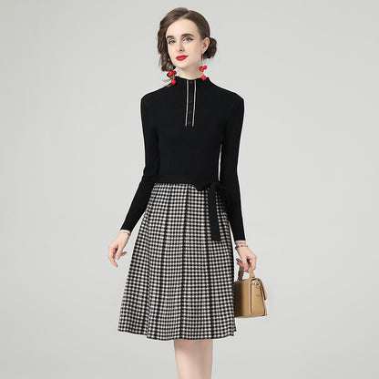 Sweter z paskiem, spódnica w kratę, sukienka midi