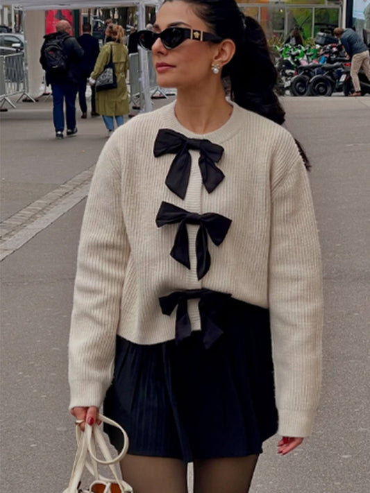 Ciepły sweter z kokardą i ściągaczem