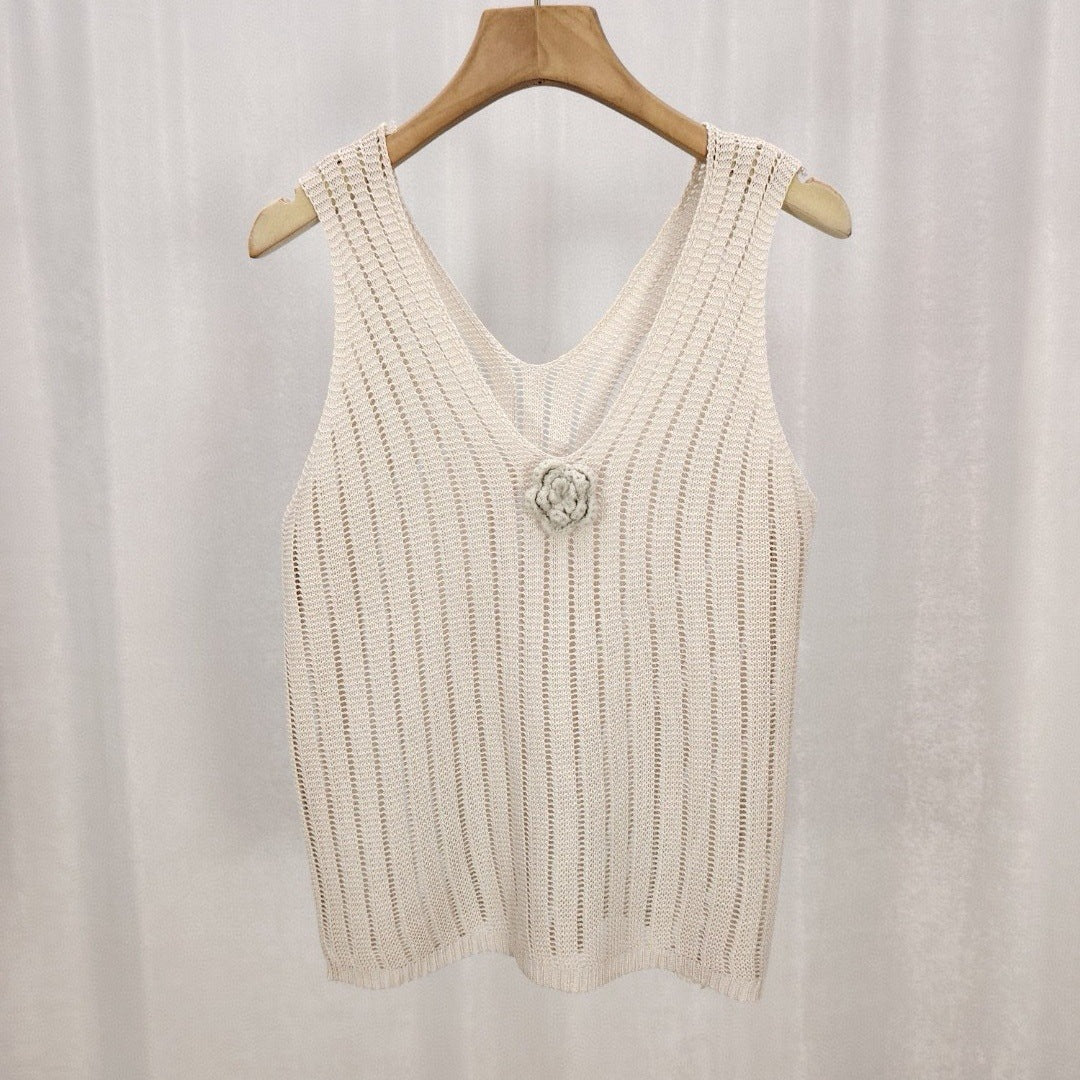 Bezrękawnik dzianinowy z kwiatowymi zdobieniami