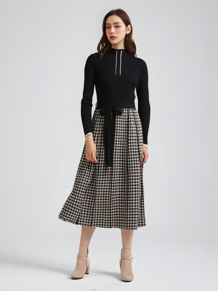 Sweter z paskiem, spódnica w kratę, sukienka midi