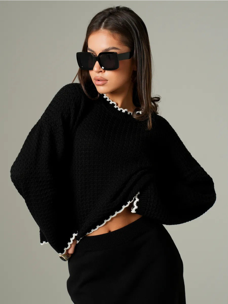 Beżowy sweter z koronkowymi rękawami kontrastowymi 