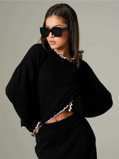 Beżowy sweter z koronkowymi rękawami kontrastowymi 