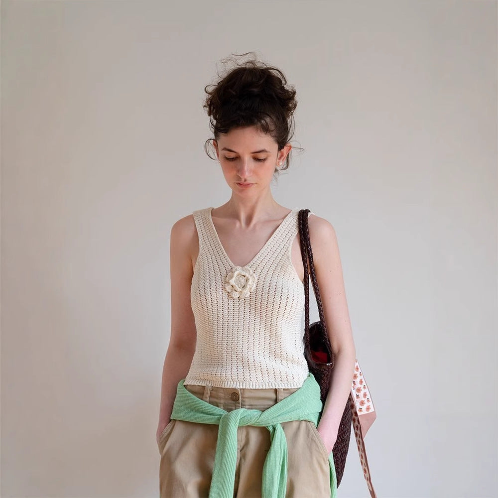 Bezrękawnik dzianinowy z kwiatowymi zdobieniami