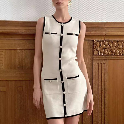 Mini sukienka dzianinowa bez rękawów, zapinana na guziki i wiele kieszeni