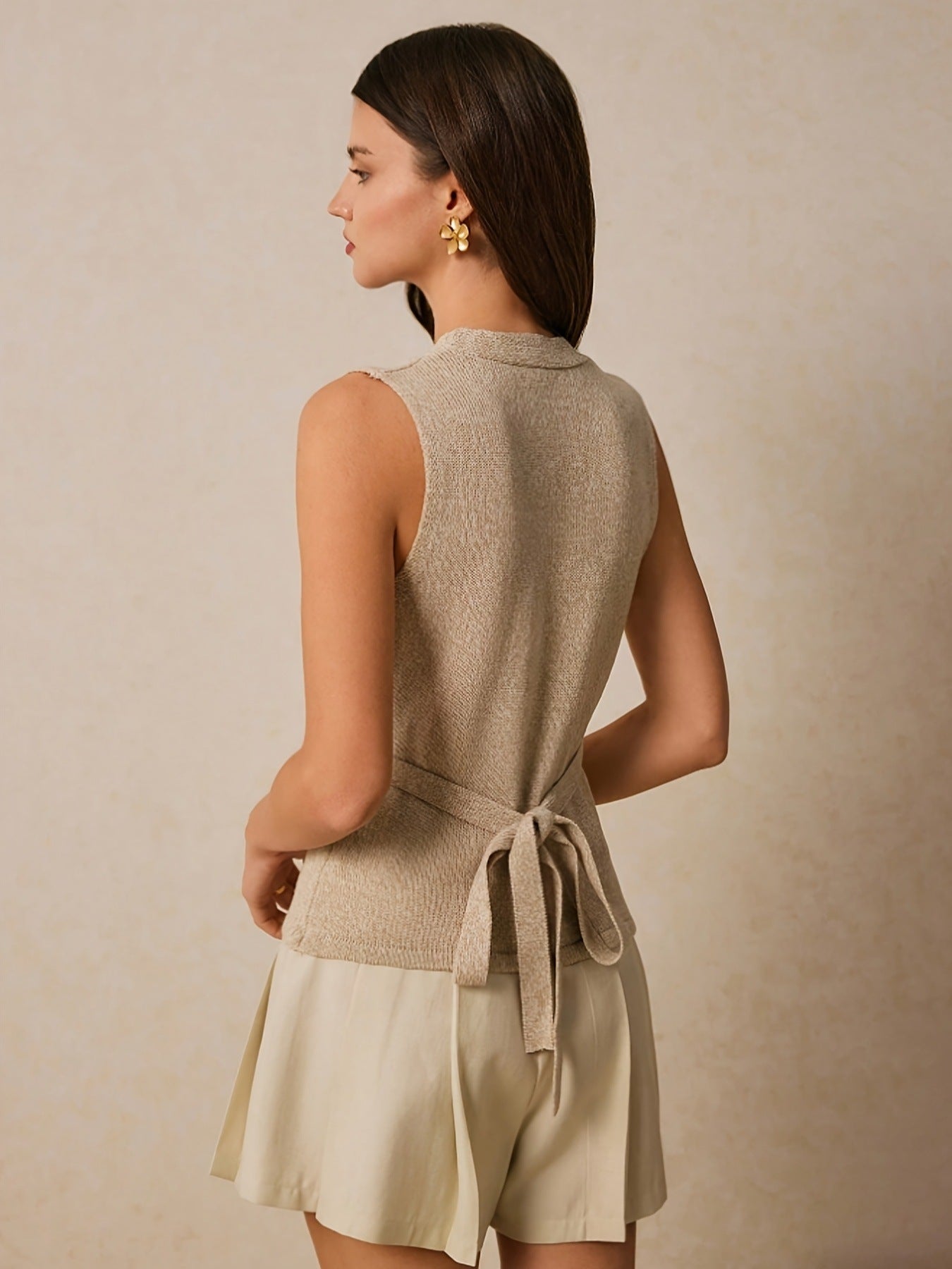 Kamizelka z dekoltem w serek i metalowymi detalami