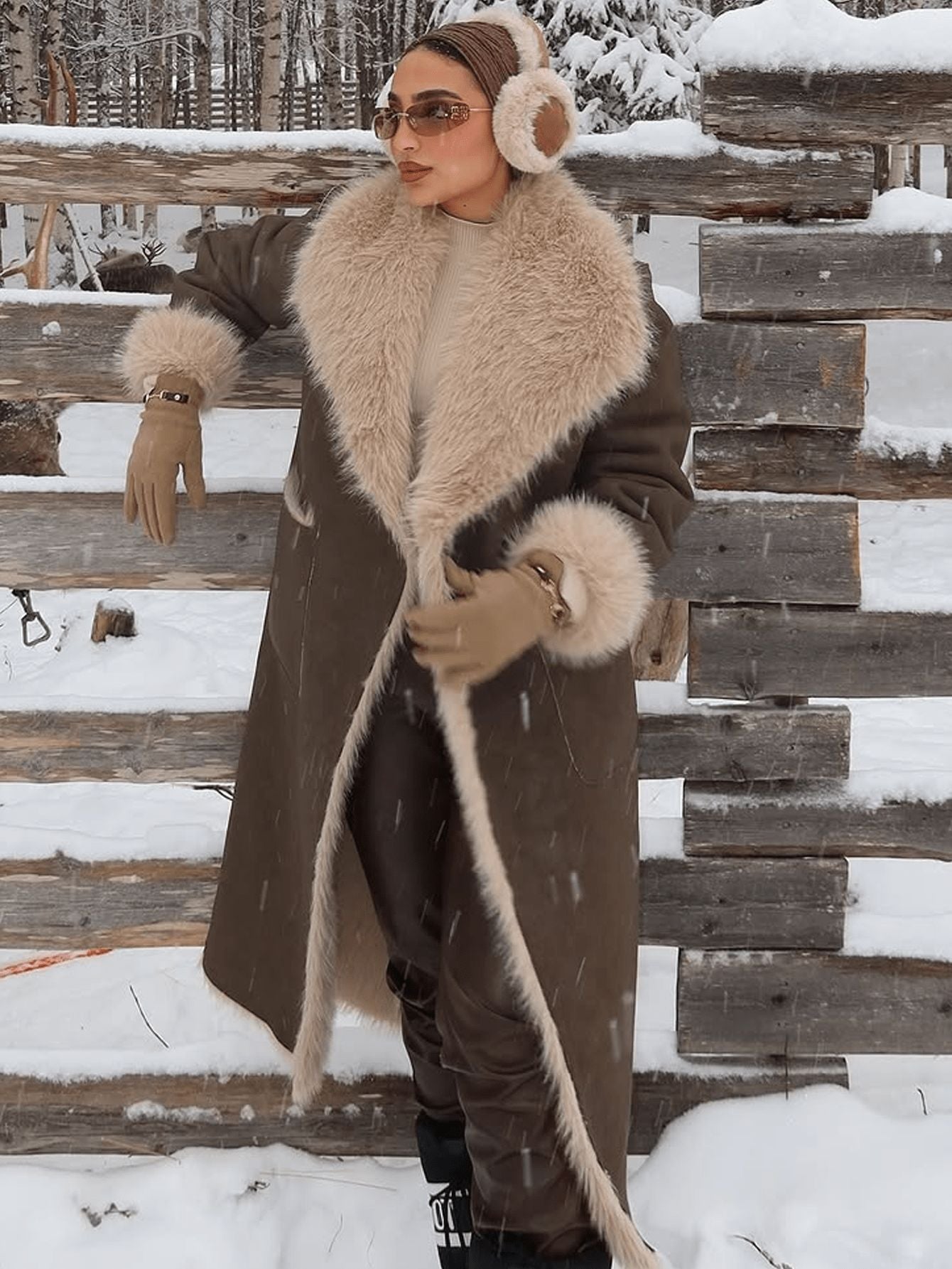 Siyah Deri Görünümlü Kürk Detaylı Kaban