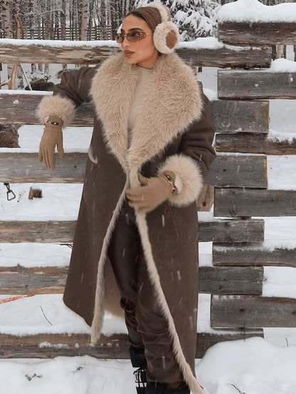 Siyah Deri Görünümlü Kürk Detaylı Kaban