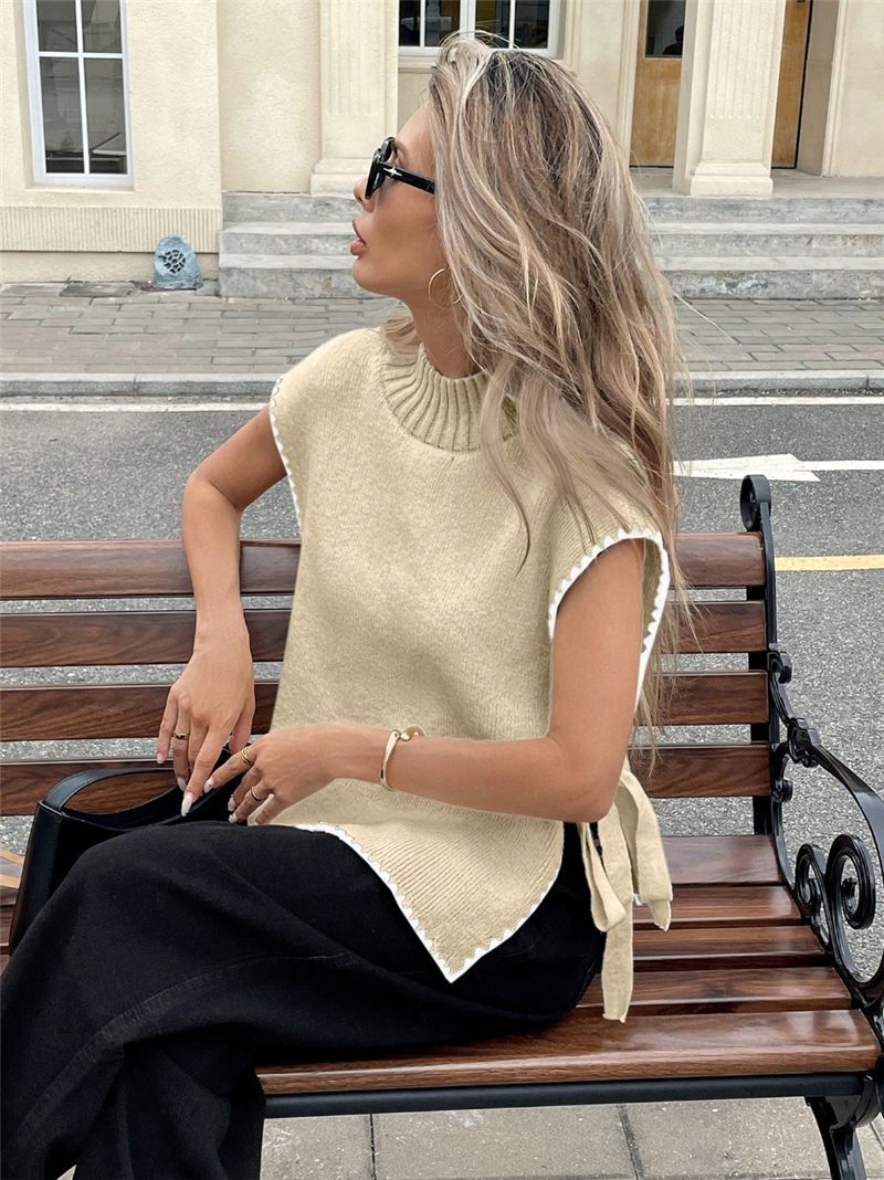 Bluzka bez rękawów z kontrastowym wykończeniem i rowkami