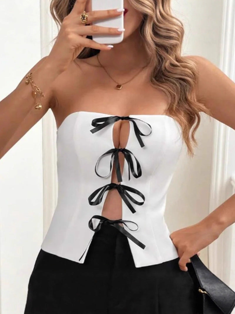 Top z wycięciem i kokardą