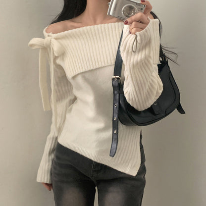 Sweter z odkrytymi ramionami, ściągaczem, kokardą i rozcięciem.