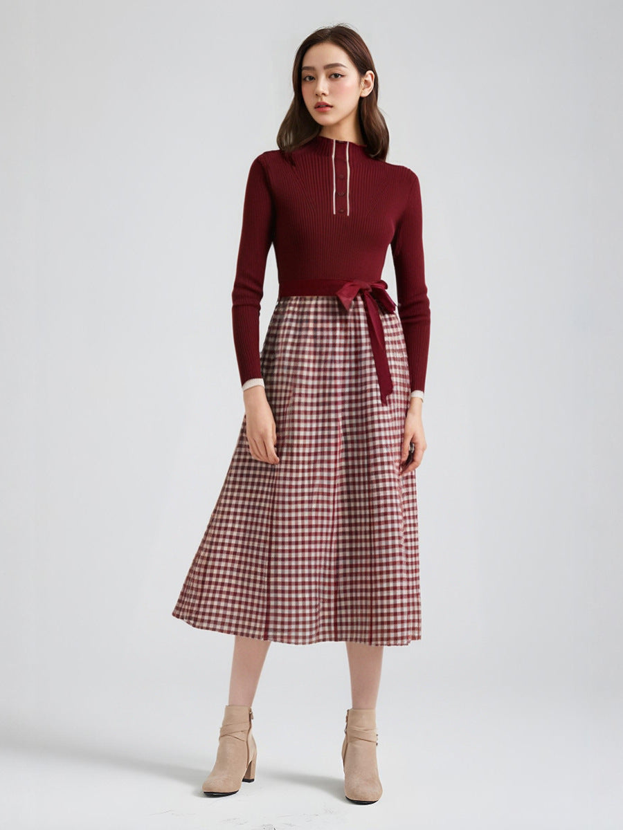 Sweter z paskiem, spódnica w kratę, sukienka midi