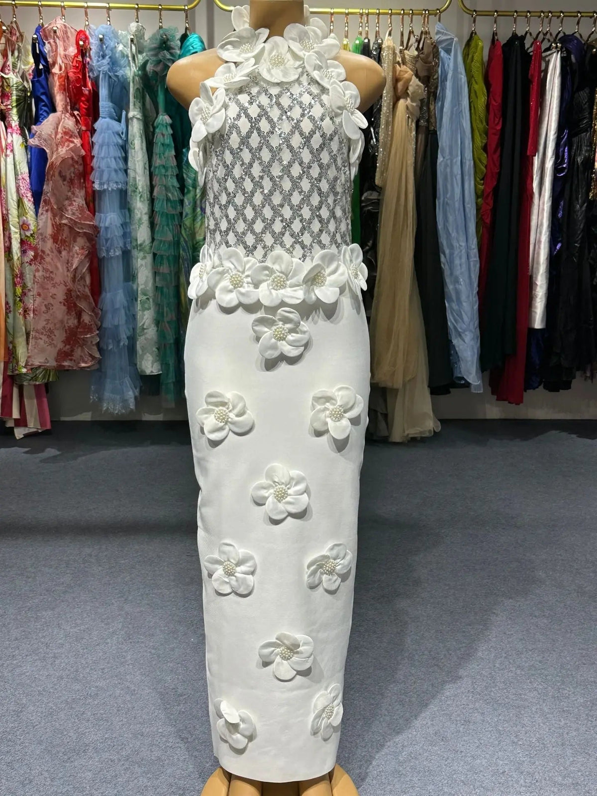 Jacqueline Beyaz Kolsuz Maxi Elbise, 3D Yaprak Detaylı