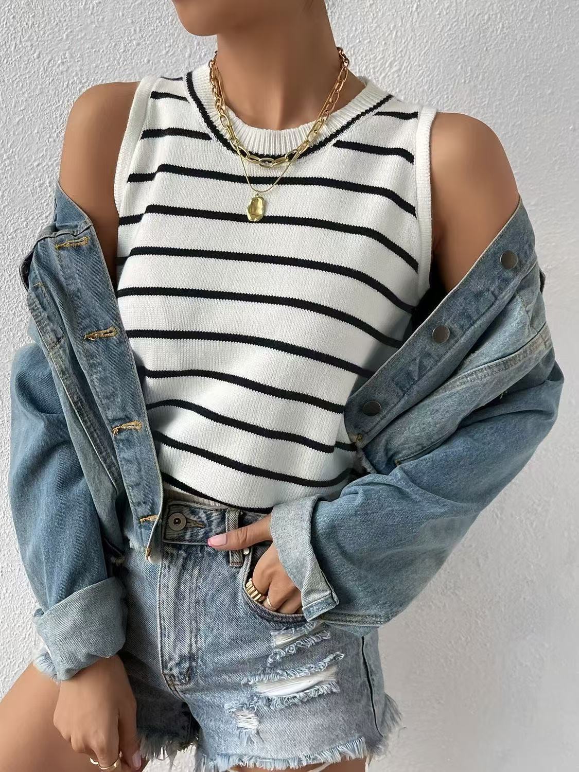 Klasyczny sweter w paski z kamizelką