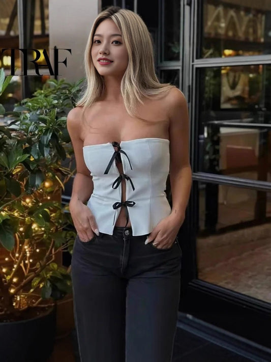 Top z wycięciem i kokardą