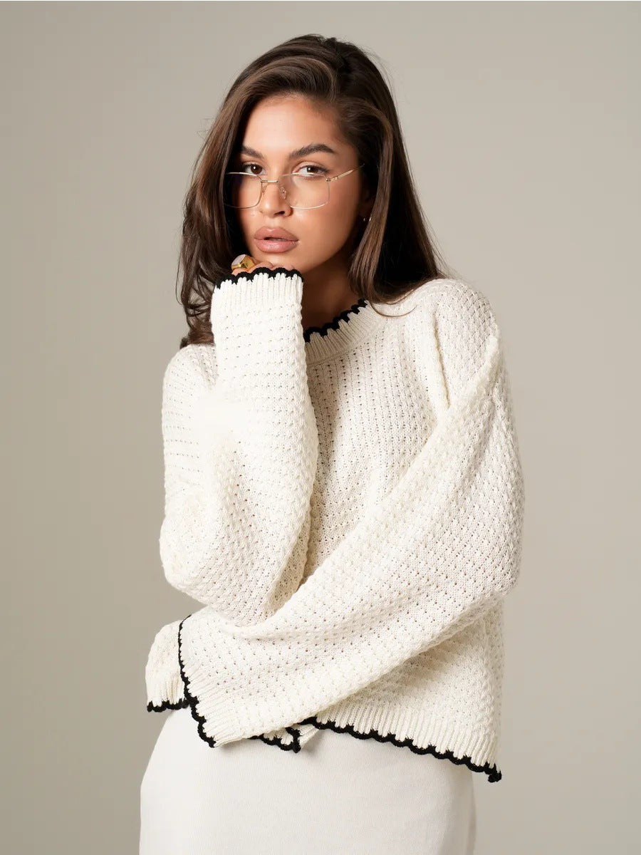 Beżowy sweter z koronkowymi rękawami kontrastowymi 