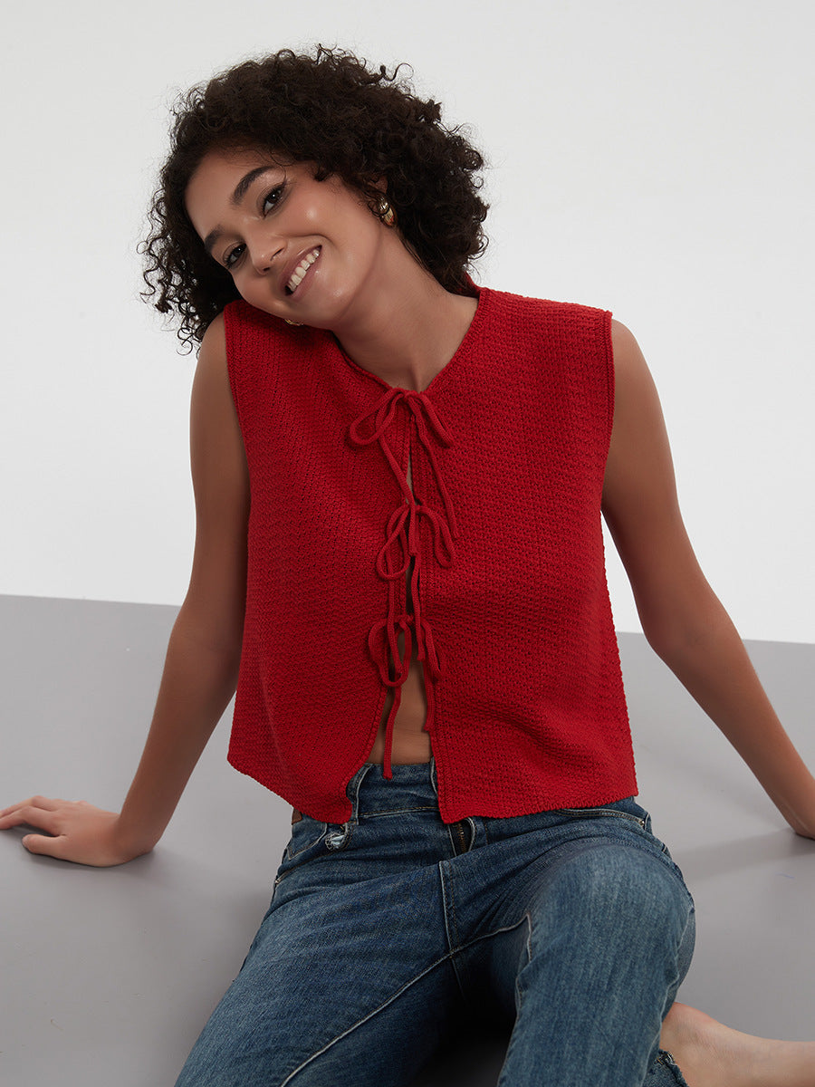 Dzianinowa kamizelka z prążkowanym kołnierzykiem i wiązaniem