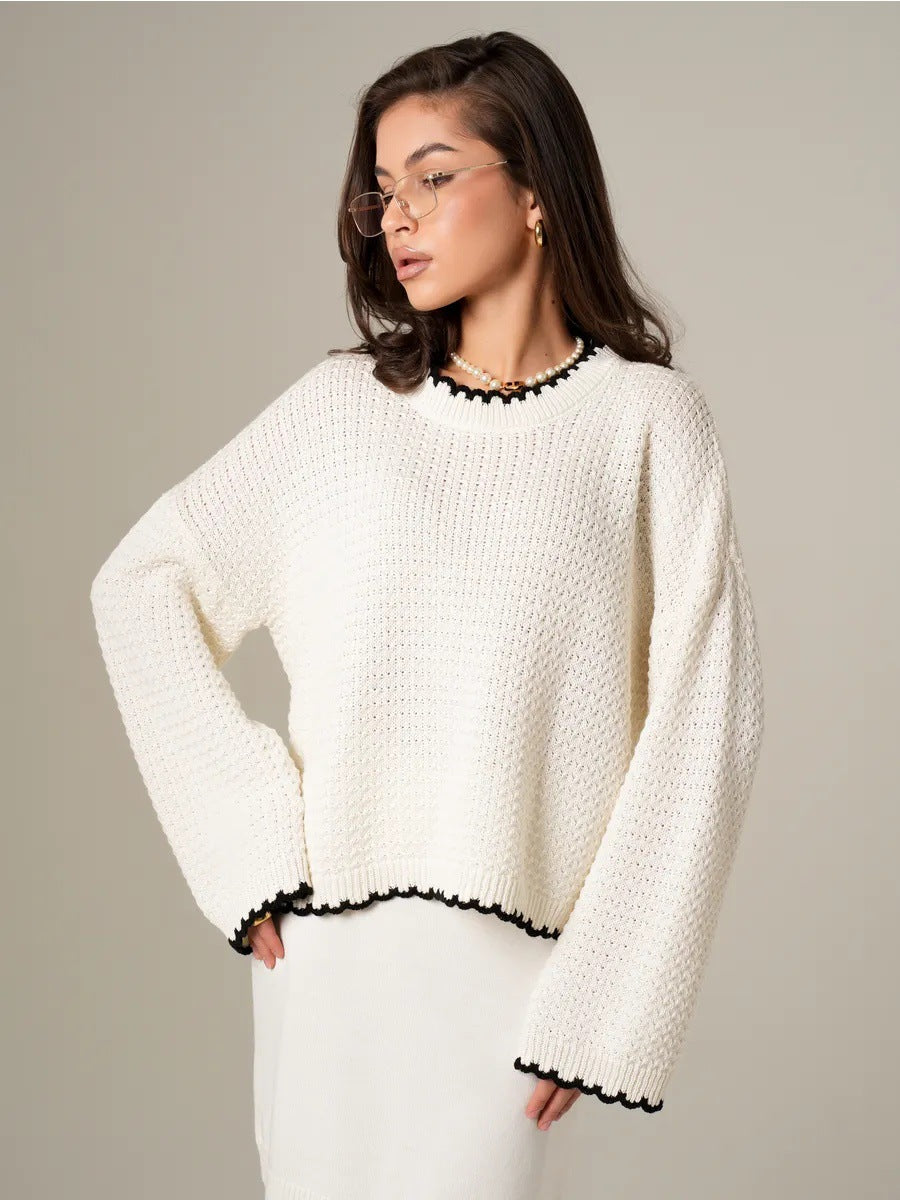 Beżowy sweter z koronkowymi rękawami kontrastowymi 