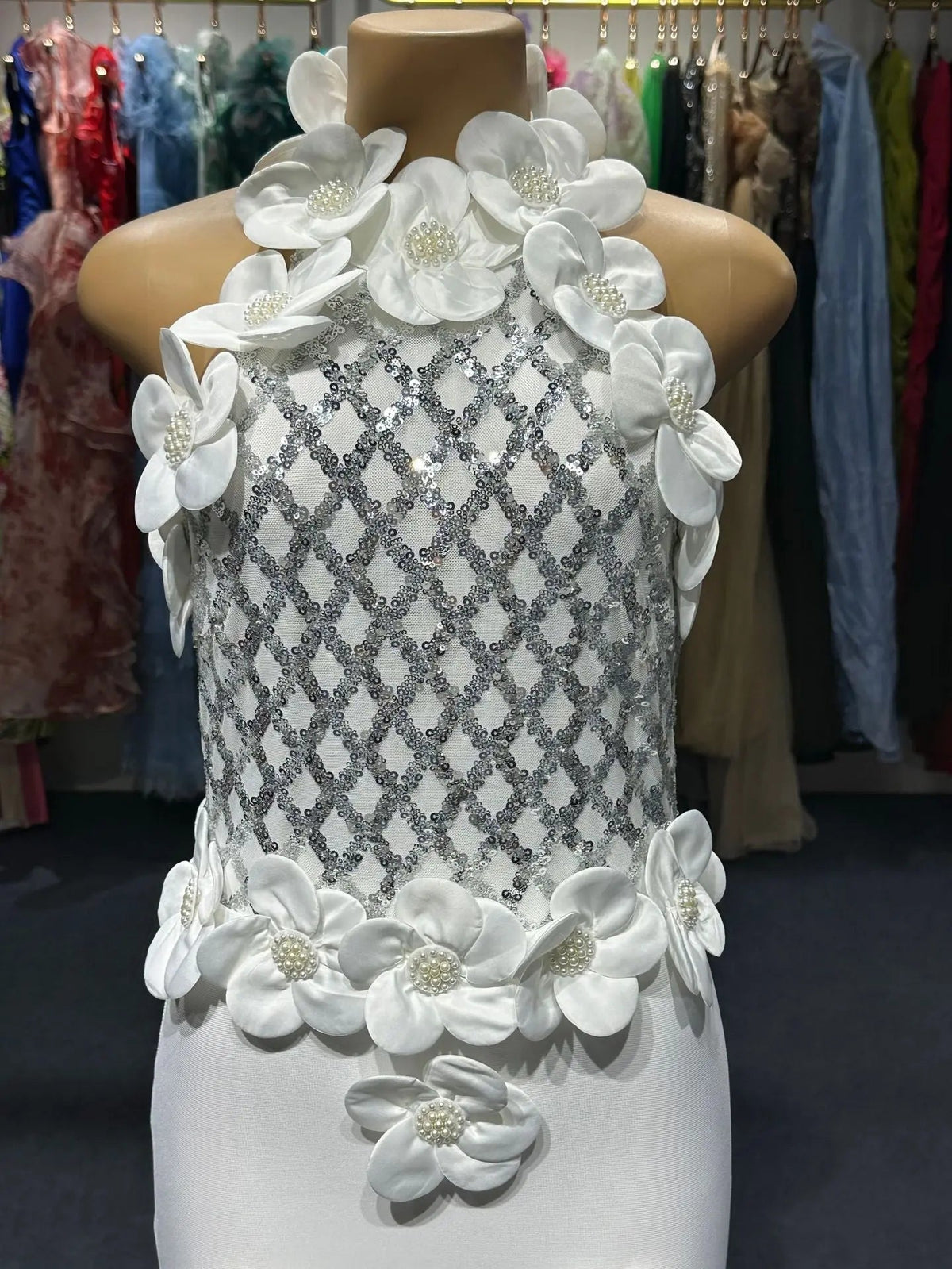 Jacqueline Beyaz Kolsuz Maxi Elbise, 3D Yaprak Detaylı