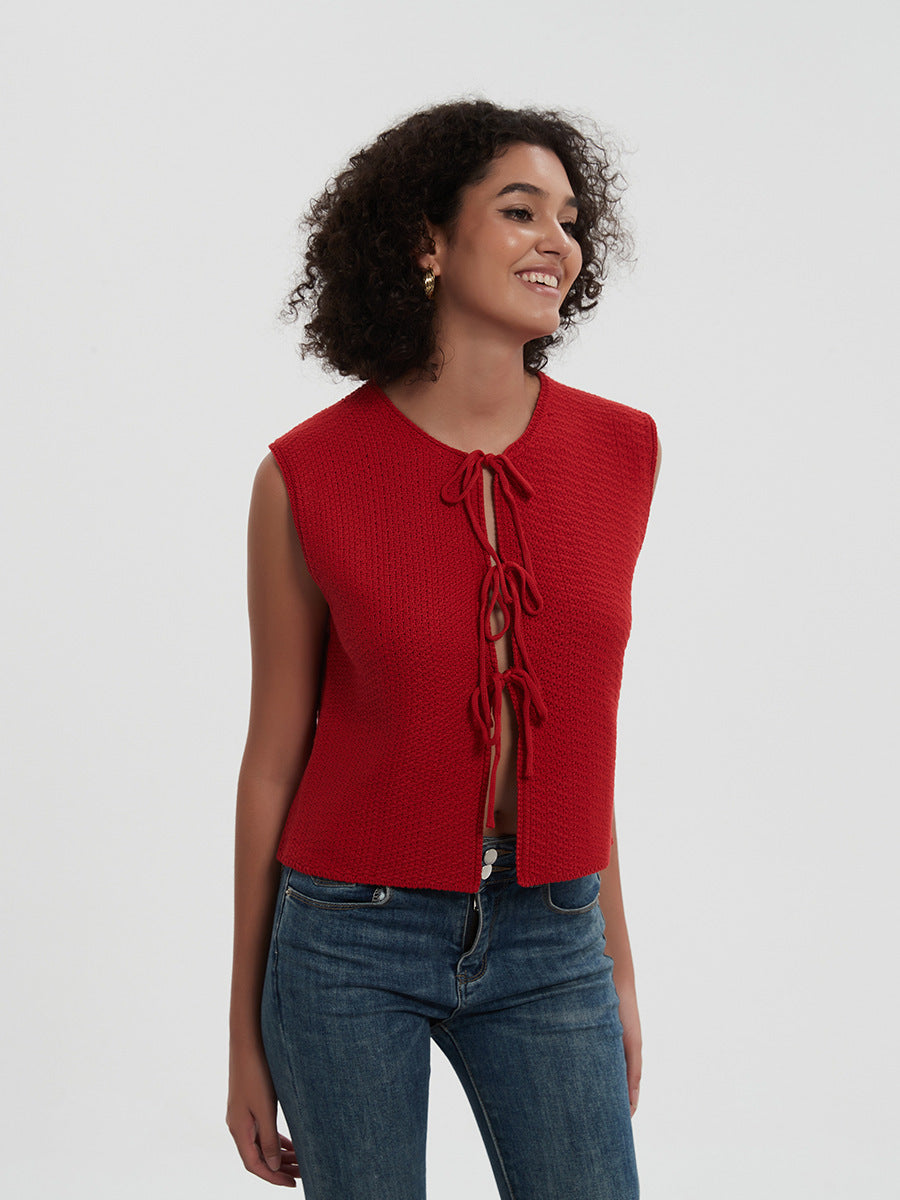 Dzianinowa kamizelka z prążkowanym kołnierzykiem i wiązaniem
