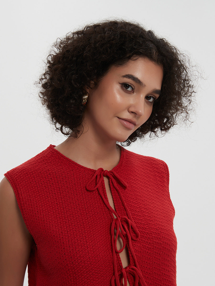 Dzianinowa kamizelka z prążkowanym kołnierzykiem i wiązaniem