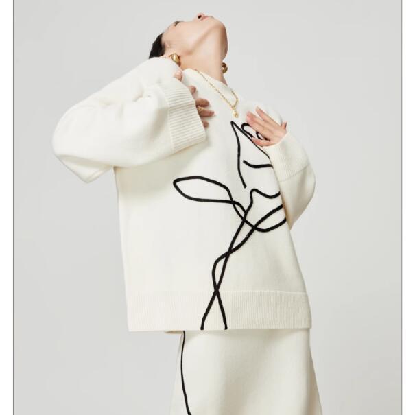 Sweter z dzianiny w kwiaty